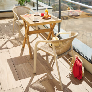 1 mesa de jardín cuadrada XENIA Acacia + 2 sillones apilables RIU Hespéride 2 plazas